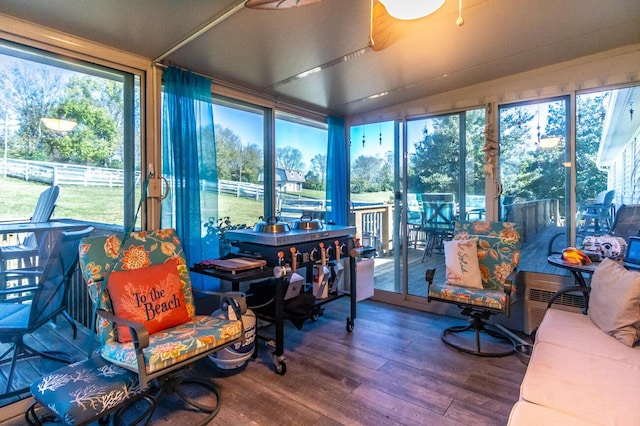 sunroom with ceiling fan