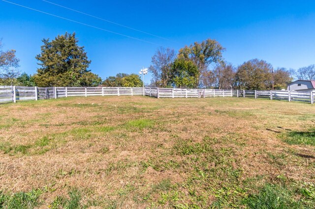 view of yard featuring a rural view