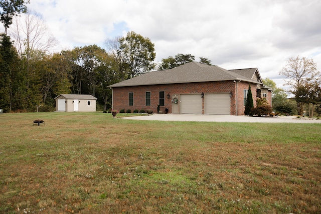 view of front of property featuring a front lawn and a garage