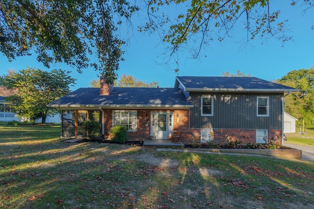 view of front facade featuring a front yard