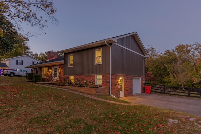 view of front of house featuring a yard and a garage