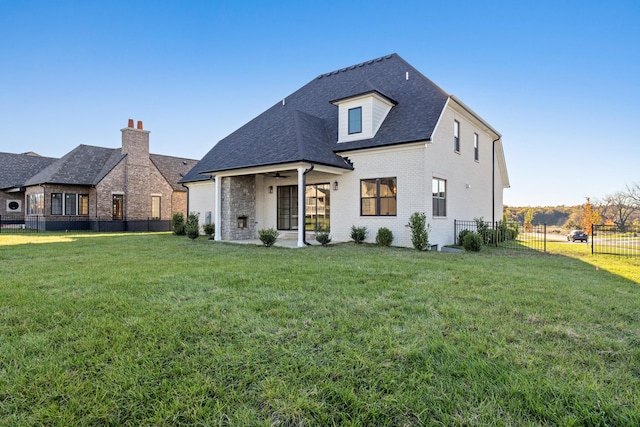 view of front of property featuring a front yard