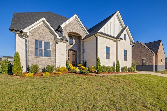 view of front of property featuring a front yard