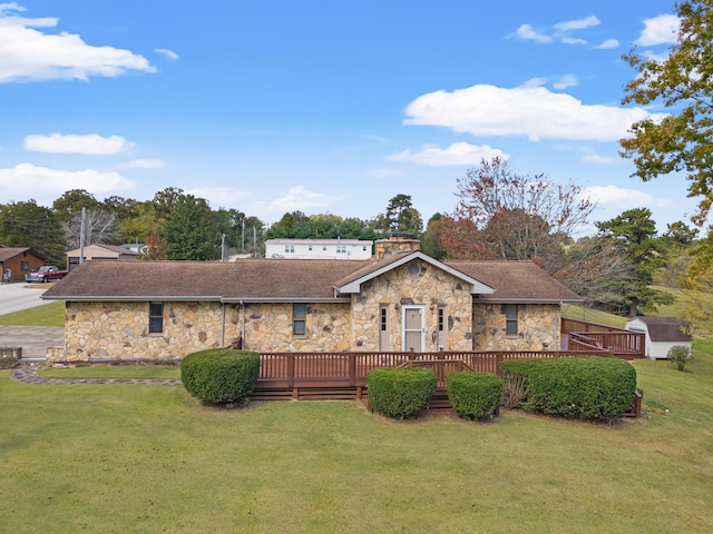 view of front of property featuring a wooden deck and a front lawn