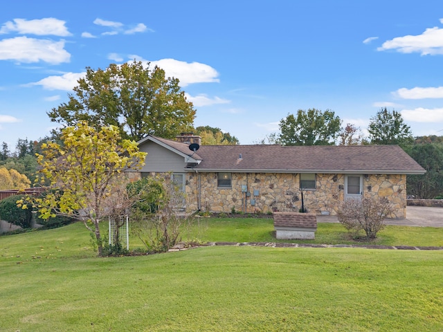 view of front of property with a front lawn