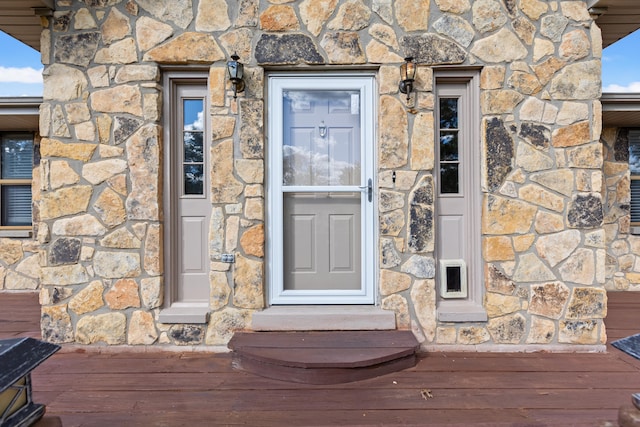 entrance to property featuring a deck