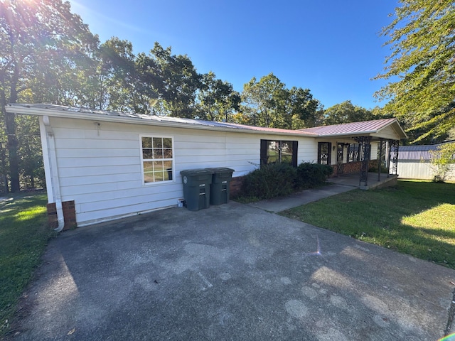 ranch-style home with a front lawn