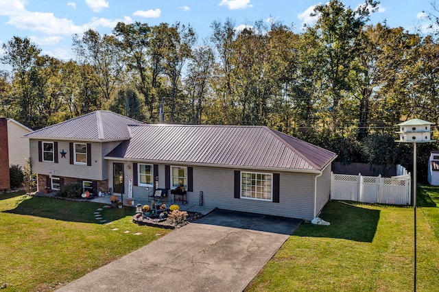 view of front of property featuring a front lawn