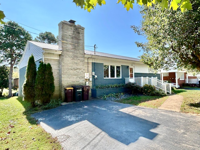 view of front of home featuring a front lawn