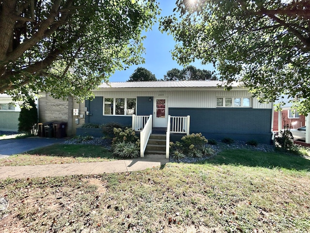 view of front of property with a front lawn