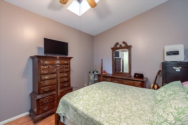 bedroom with light hardwood / wood-style flooring, lofted ceiling, and ceiling fan