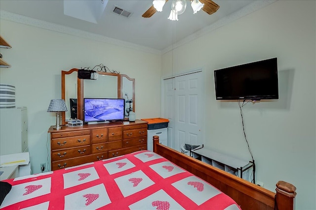 bedroom featuring crown molding, a closet, and ceiling fan