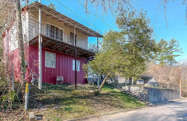 view of front of home featuring a balcony