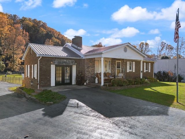 single story home featuring a porch and a front yard