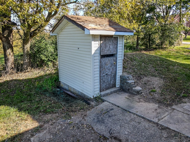 view of outbuilding featuring a yard