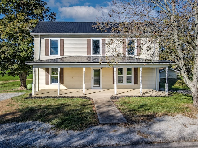 farmhouse featuring a front lawn