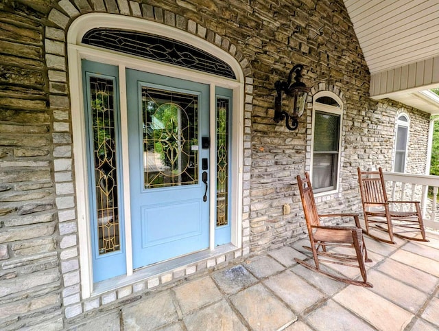 property entrance featuring a porch