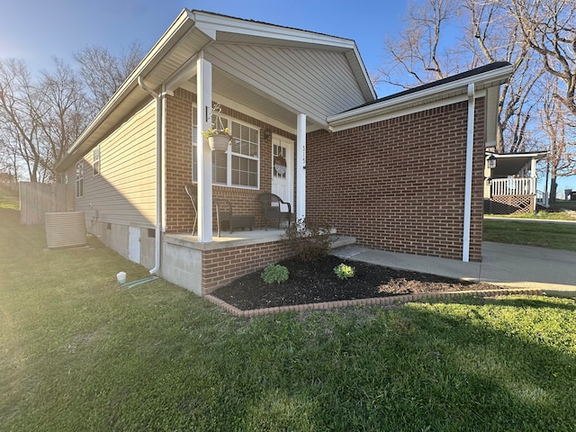 view of front of property featuring a front yard and covered porch