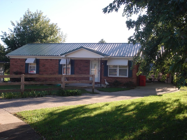 single story home with a front yard