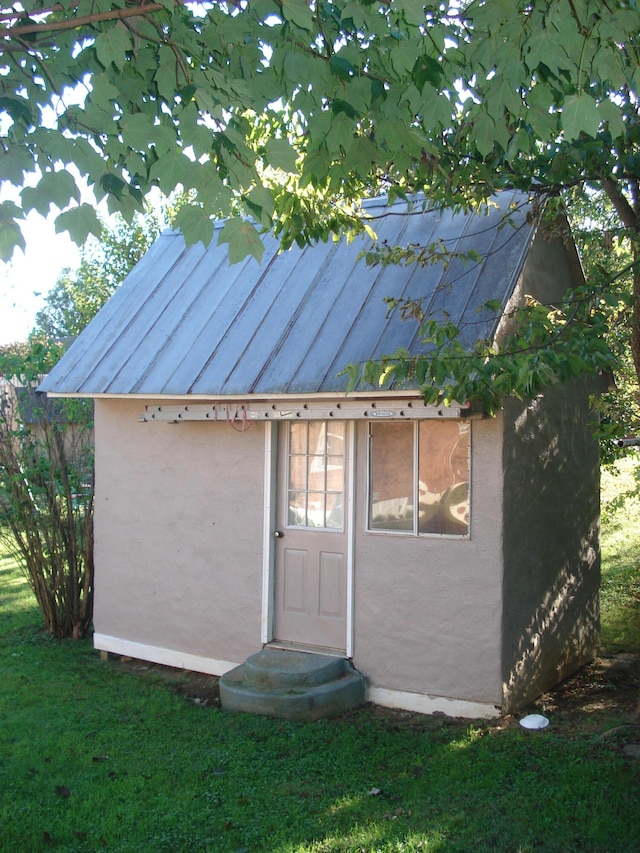 view of outdoor structure featuring a yard