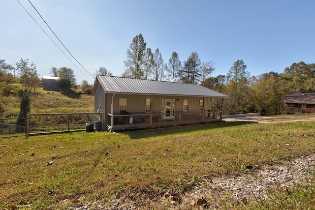 view of front facade featuring a front yard and a porch