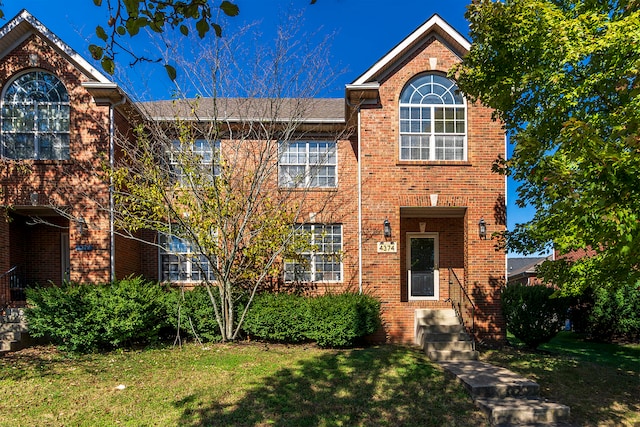 front facade featuring a front yard