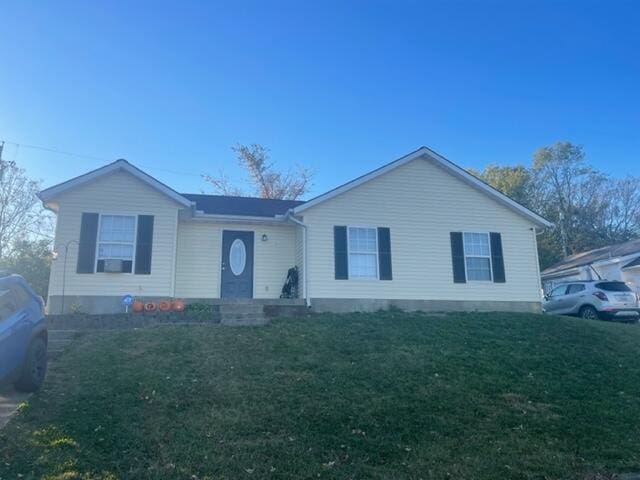 view of front of house featuring a front yard