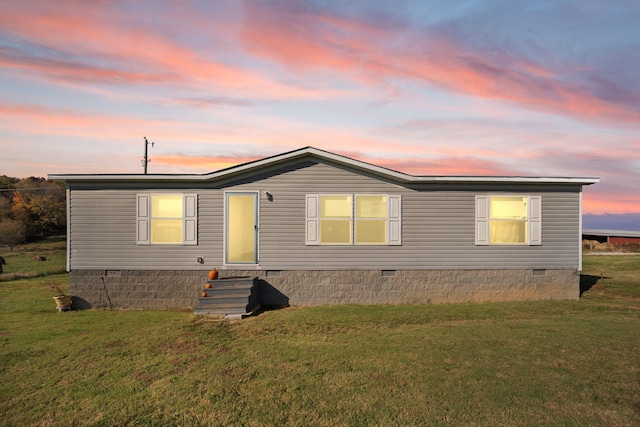 manufactured / mobile home featuring a lawn