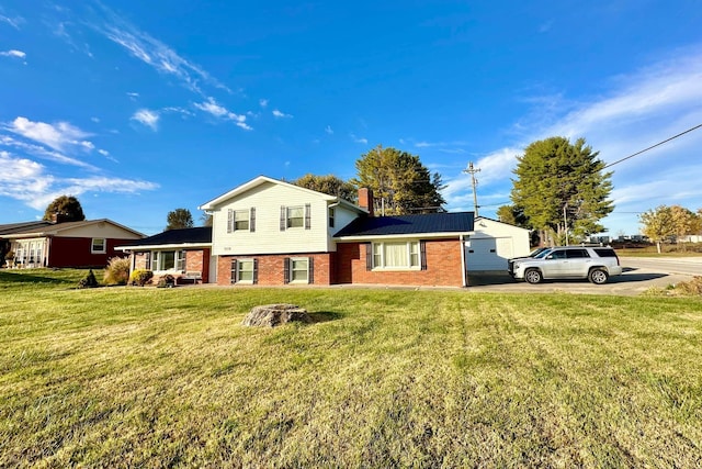 view of front facade with a front yard