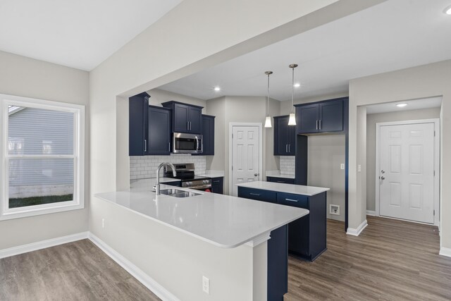 kitchen featuring a center island, stainless steel appliances, light hardwood / wood-style flooring, and sink