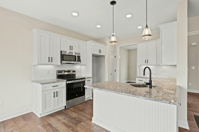 spare room featuring dark hardwood / wood-style floors and a chandelier