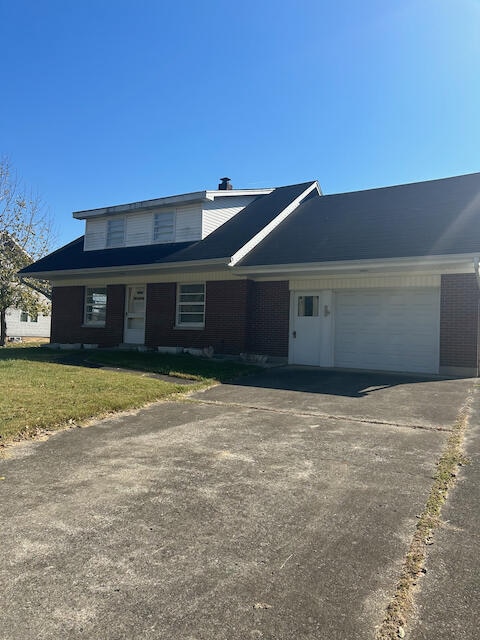 view of front of house with a front lawn and a garage