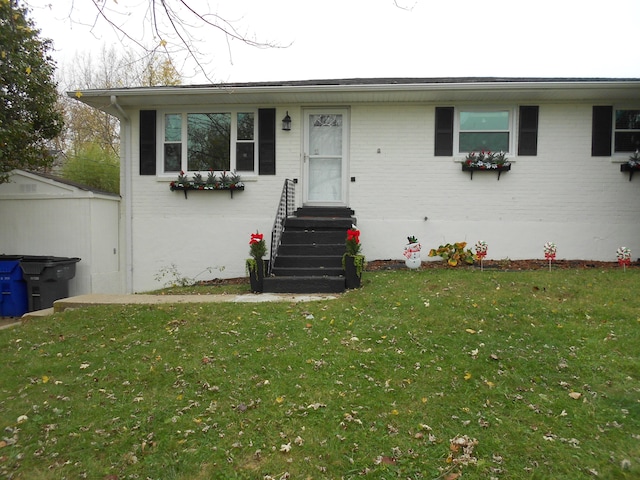 single story home with a front lawn