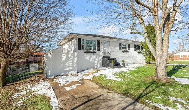 view of front of home featuring a front yard