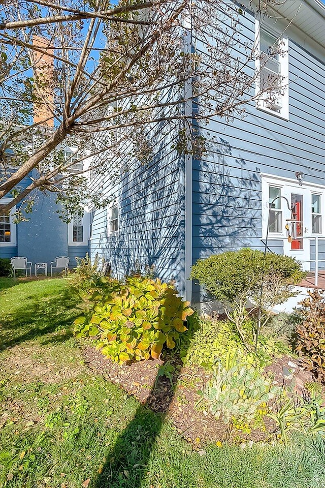 view of side of property featuring a lawn