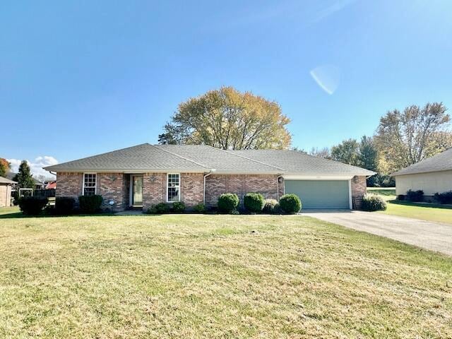 137 Chestnut Oak Dr, Somerset, KY 42503 - ranch-style home featuring a garage and a front yard