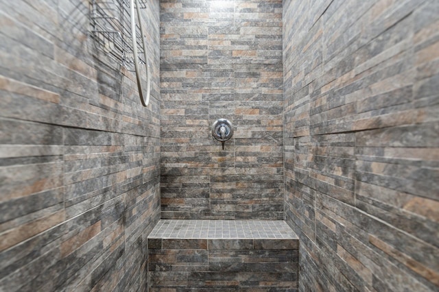 bathroom featuring tiled shower