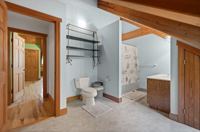 full bathroom with a shower with shower curtain, baseboards, vanity, and toilet