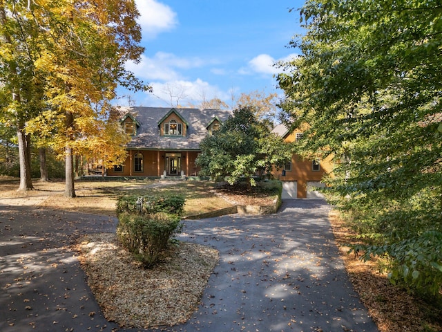 view of front of house featuring a garage and driveway