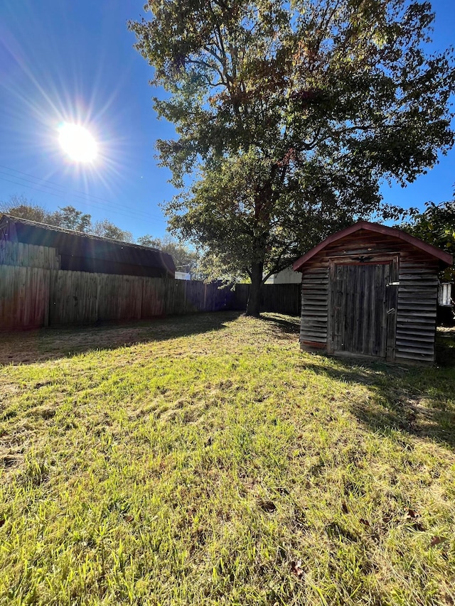 view of yard featuring a storage unit