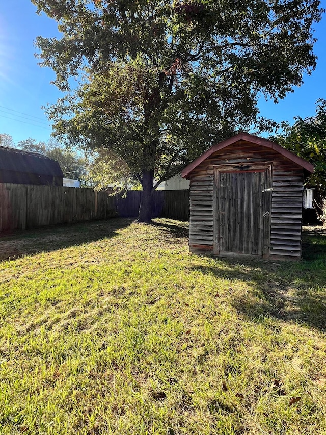 view of yard featuring a shed