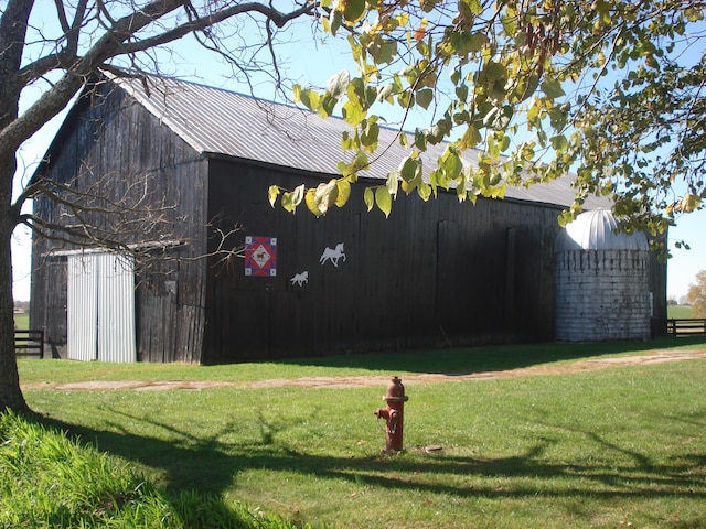 view of yard featuring an outbuilding