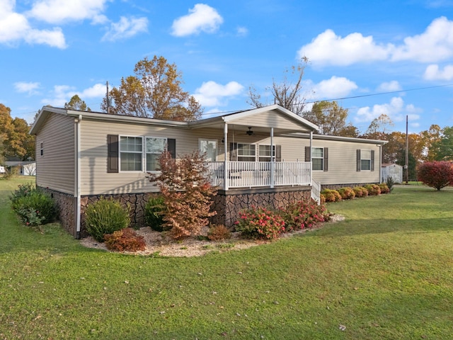 view of front of home featuring a front lawn and ceiling fan