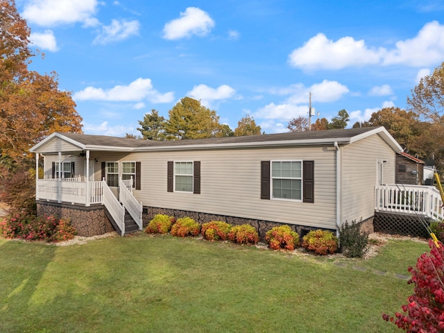 manufactured / mobile home featuring a front lawn