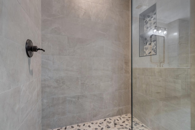 bathroom featuring a tile shower