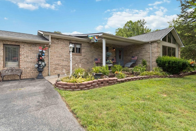 view of front of house with a front lawn