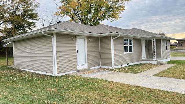 view of front of property featuring a front yard