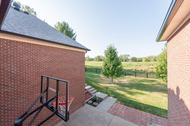 view of yard featuring a rural view