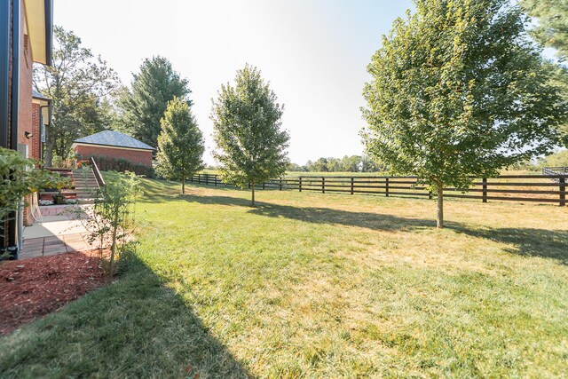 view of yard featuring a rural view