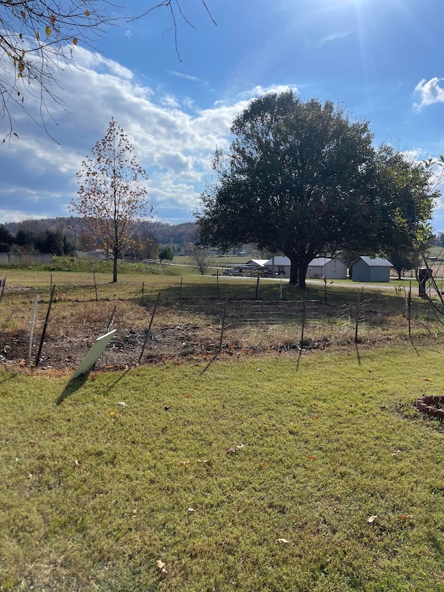 view of yard featuring a rural view